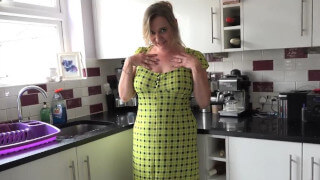 Casalinga 46enne si spoglia e si masturba in cucina